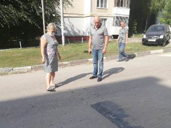 Вячеслав Доронин совместно с общественниками выехал на улицу Заречная и осмотрели работы по восстановлению и ремонту тротуаров